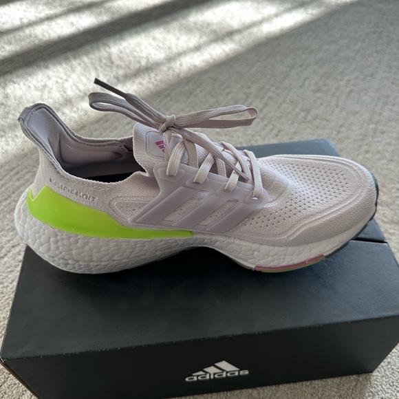 LIKE NEW- ultra boost 21 size 8 - Picture 2 of 3